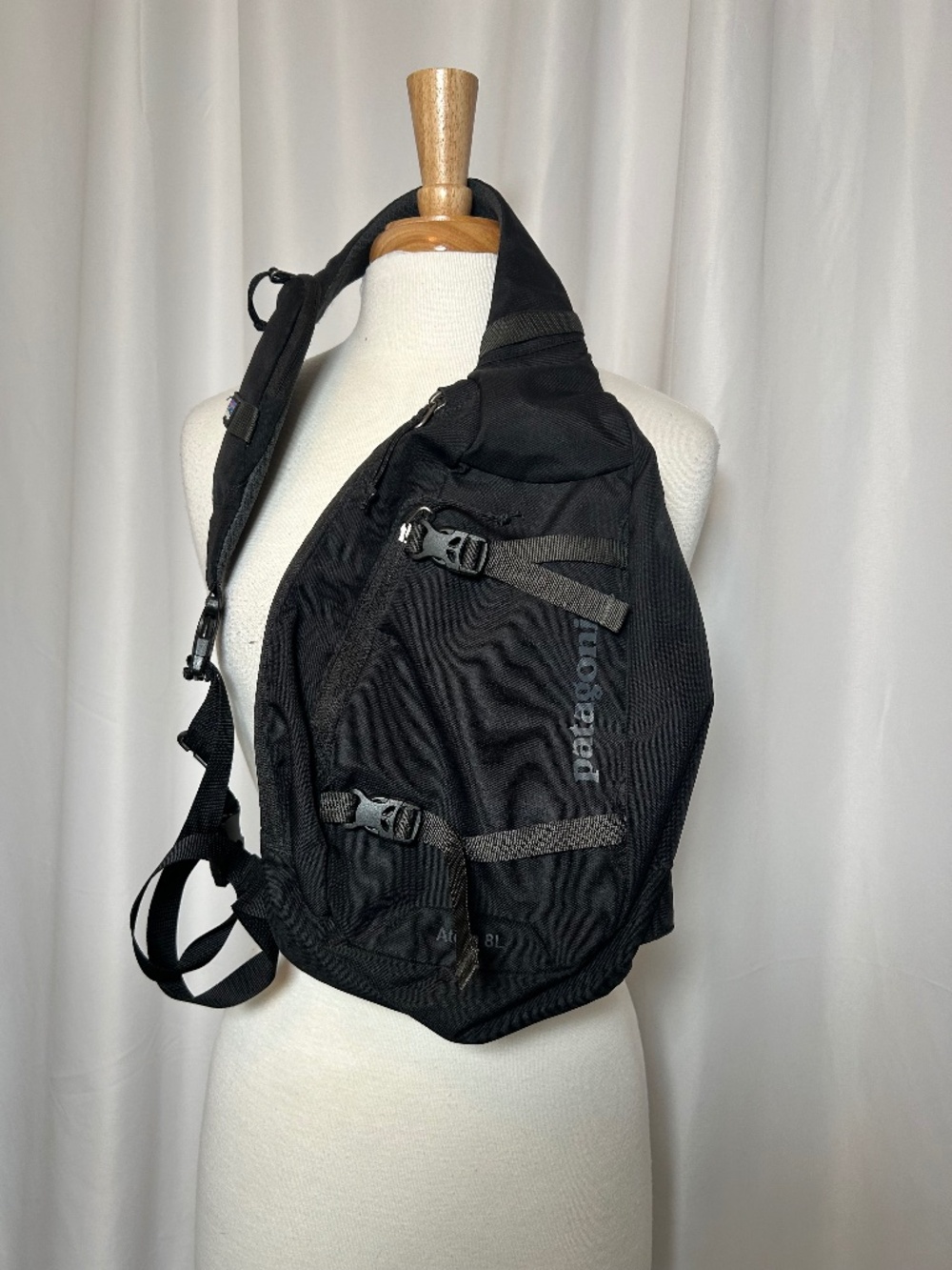 BLACK PATAGONIA ATOM 8L CROSSBODY BAG